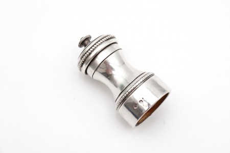 Saleiro - pimenteiro de moinho em prata com frisos perlados