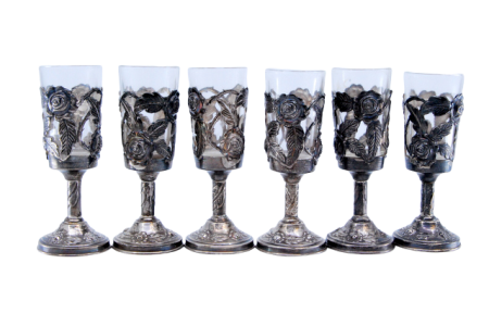 Conjunto de seis copos em prata com interior em vidro e relevos com flores recortadas.