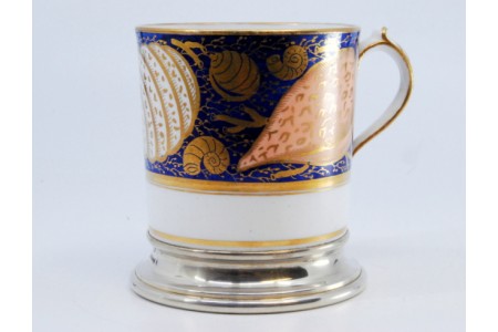 Copo em porcelana com base em prata.