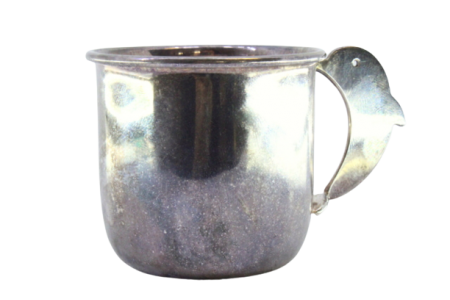 Copo em prata lisa com friso no bordo e asa em forma de golfinho.