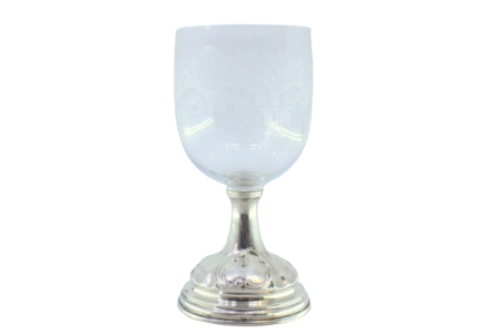 Copo em vidro gravado a ácido em base de prata gomada e de forma circular.