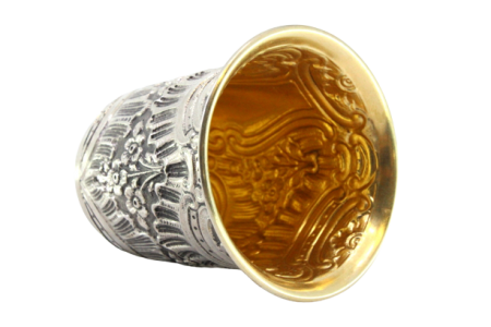  Copo em prata com relevos envolvendo cartela para monograma e interior dourado.