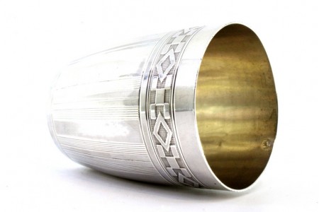 Copo de prata com frisos gregos e faixas relevadas ao alto.