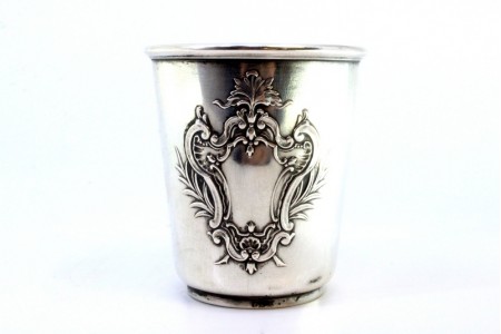 Copo em prata com relevos envolvendo cartela para monograma.