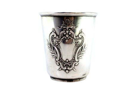 Copo em prata com relevos envolvendo cartela para monograma.