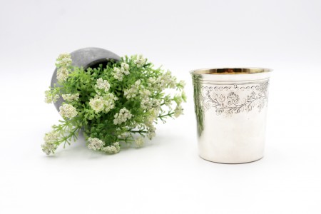 Copo de prata com gravados vegetalistas no corpo e interior dourado