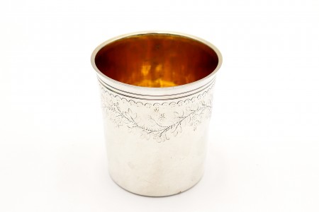 Copo de prata com gravados vegetalistas no corpo e interior dourado