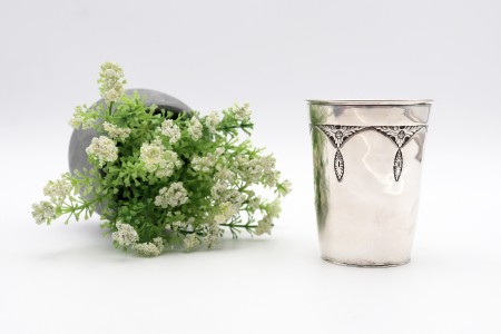 Copo de prata com elementos gravados em toda a envolvência