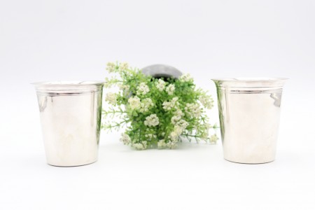  Par de copos com escalas internas para medição, em prata lisa com friso 