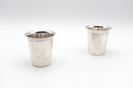  Par de copos com escalas internas para medição, em prata lisa com friso 