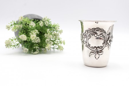 Copo de prata com cartela para monograma e flores em alto relevo