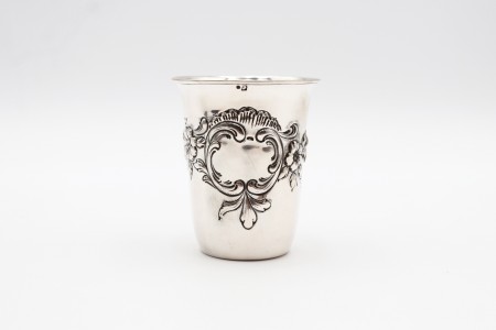 Copo de prata com cartela para monograma e flores em alto relevo