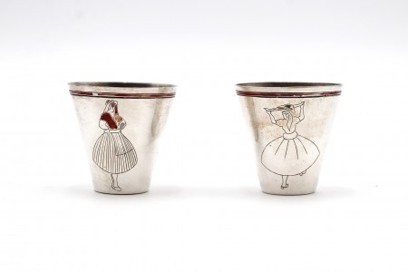 Par de pequenos copos de prata com gravações de trajes tradicionais