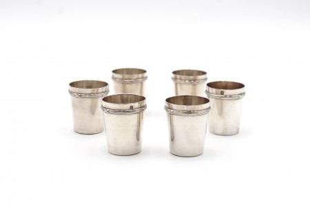 Conjunto de seis copos de prata lisa com frisos na envolvência