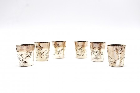 Conjunto de seis copos em prata, elementos florais relevados ao estilo Arte Nova