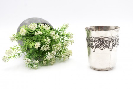 Copo de prata com flores, grinaldas e conchas em alto relevo na envolvência