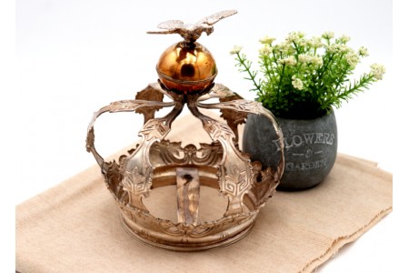 Coroa Mariana em prata alusiva à Virgem com orbe dourada e pomba do Santo Espírito, recortes e gravados e aplicação perfurada.