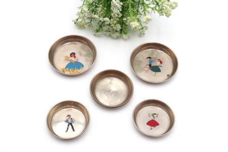 Conjunto de cinco covilhetes em prata com gravuras de figuras tradicionais