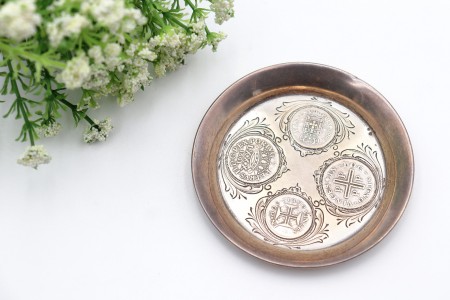 Covilhete circular em prata adornado com moedas portuguesas no centro