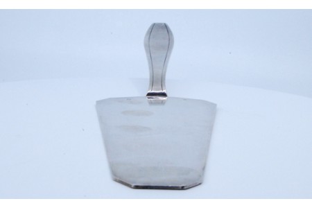 Espátula em prata para serviço de bolos com finos contornos no cabo.