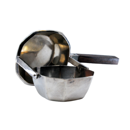 Coador de chá em prata de forma octogonal e cabo em madeira de castanho.