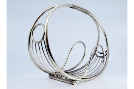 Suporte para garrafa em prata lisa com pega envolvida por união. 