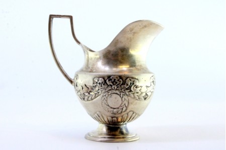  Cremeira miniatura em prata com relevos envolvendo cartelas para monogramas e asa lisa.