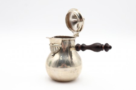 Cremeira bojuda em prata lisa com aplicação de pomo e cabo em madeira 