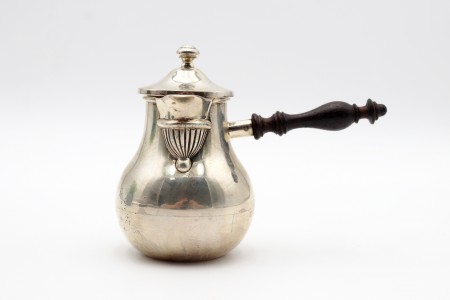 Cremeira bojuda em prata lisa com aplicação de pomo e cabo em madeira 