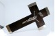 Crucifixo em madeira com pontas em prata e Cristo cruxificado.
