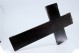 Crucifixo em madeira com pontas em prata e Cristo cruxificado.