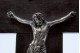 Crucifixo em madeira com pontas em prata e Cristo cruxificado.