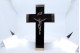 Crucifixo em madeira com pontas em prata e Cristo cruxificado.