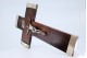 Crucifixo em madeira com pontas em prata e Cristo cruxificado.