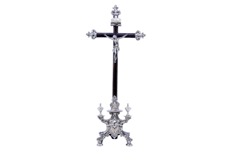 Crucifixo em madeira de pau santo com Jesus em prata, símbolos cristãos e assente sobre três pés.
