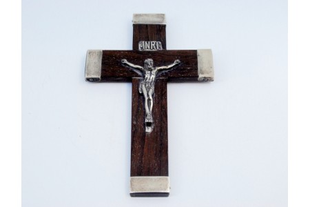 Crucifixo em madeira com Cristo e aplicações em prata.