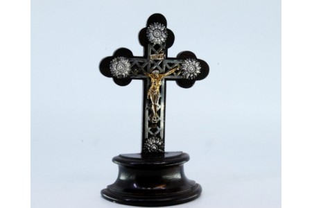 Crucifixo em madeira com Cristo em prata e aplicações assente sobre cruz e pedestal em madeira.