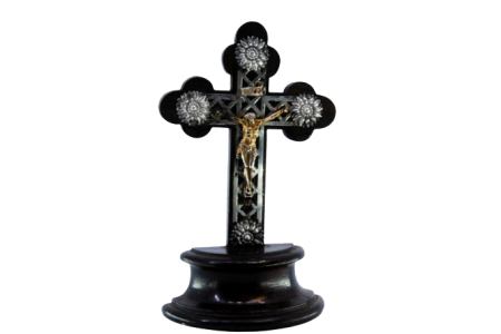 Crucifixo em madeira com Cristo em prata e aplicações assente sobre cruz e pedestal em madeira.