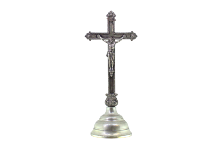 Crucifixo em prata com relevos assente sobre plinto com frisos na envolvência.