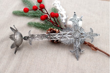  Cruz de mesa em prata filigrana com relevos