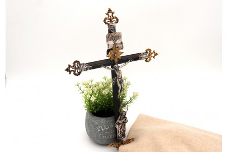 Crucifixo em madeira com Cristo e Madona com aplicações de ouro recortado
