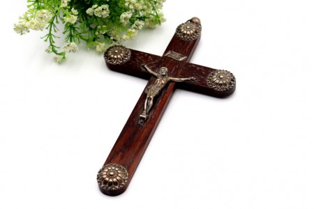 Crucifixo em madeira com aplicações em prata e argola de suspensão