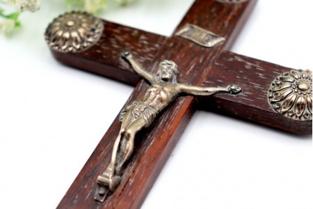 Crucifixo em madeira com aplicações em prata e argola de suspensão