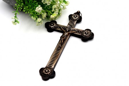 Crucifixo em madeira com aplicações em prata e argola de suspensão