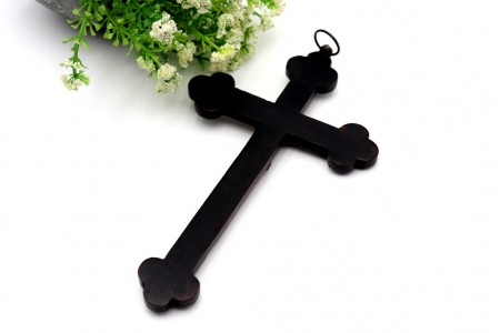 Crucifixo em madeira com aplicações em prata e argola de suspensão