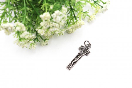 Crucifixo em prata esculpida com argola de suspensão