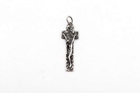 Crucifixo em prata esculpida com argola de suspensão