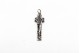 Crucifixo em prata esculpida com argola de suspensão
