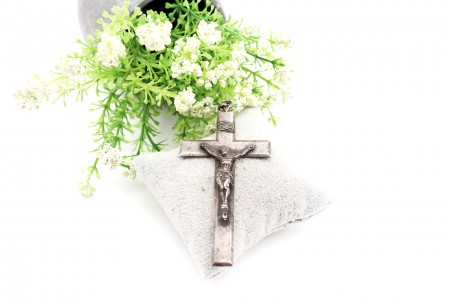 Crucifixo em prata com Jesus Cristo em vulto perfeito e argola de suspensão