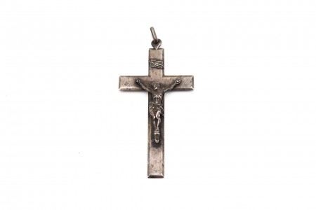 Crucifixo em prata com Jesus Cristo em vulto perfeito e argola de suspensão